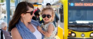 Image of mother with daughter next to Metro rail